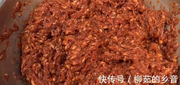黄磊教做肉包子视频火了,网友点赞感叹这肉包子做得太有特色了!