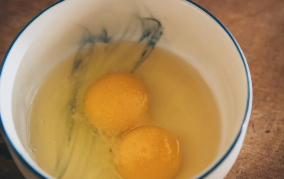 草鱼我家从不清蒸，放鸡蛋液里裹一裹，出锅解馋过瘾，连汤也不剩