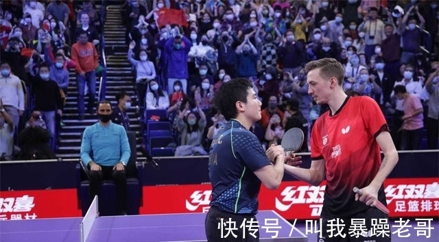 梁靖崑|梁靖崑4-3死里逃生!中国球迷全体起立,在美国高举红旗呐喊喝彩