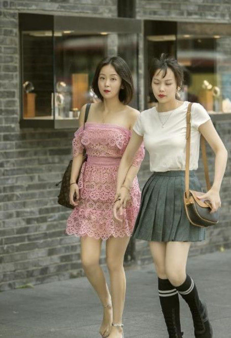 长发披肩|美女穿蓝色一字肩连衣裙,扎着高高的马尾,简洁显靓丽