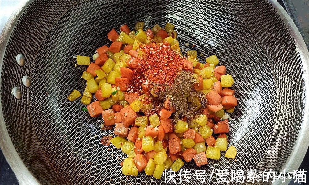 香辣过瘾的孜然土豆火腿肠,浓郁的烧烤风味,下饭又解馋特别过瘾