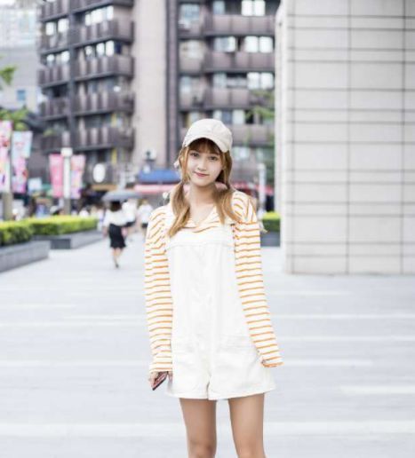 长裤|街拍:白色低胸上衣搭配白色长裤,美女好像从仙境里面走出来的!