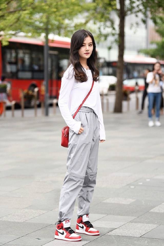 街拍:T恤配热裤的小姐姐,这样的身材,尽显优雅的女神范儿