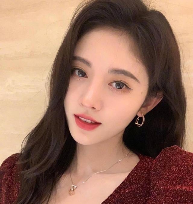 时髦 别再染“挂耳染”了!今年秋天流行“奶茶发”,时髦减龄又气质