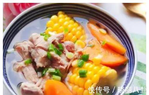 胡萝卜玉米排骨汤|秋季气温一天天的在下降，孩子多喝高钙汤，暖身暖胃提高免疫