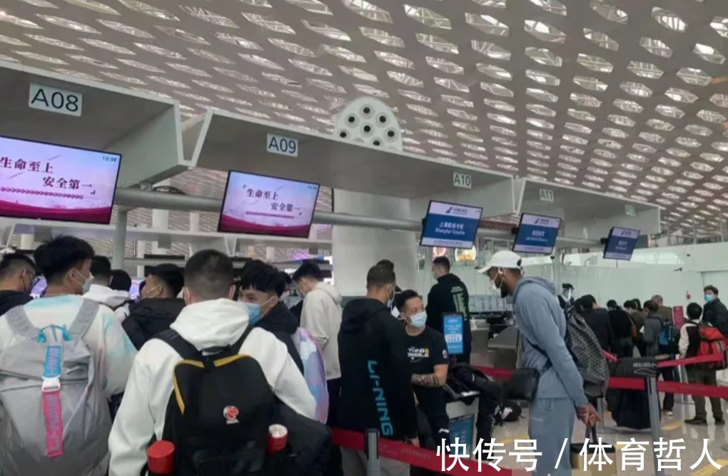 球迷|太温馨!长春球迷零下20度热情欢迎广东队,吓到周鹏不敢下车
