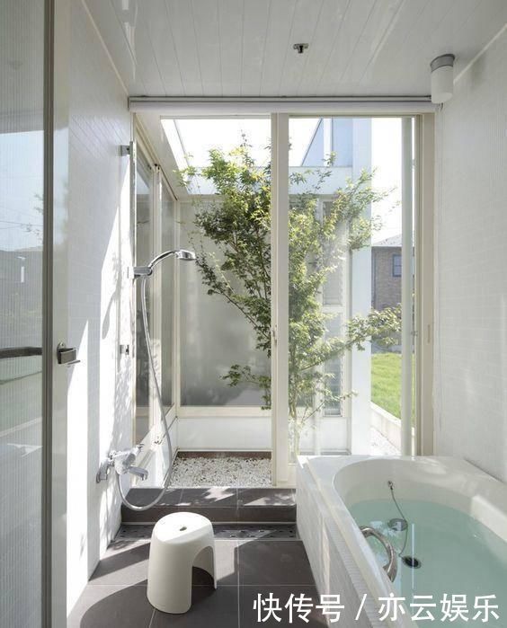 头一次见到户型不带院子,偏偏要在室内建庭院,没想到还这么漂亮