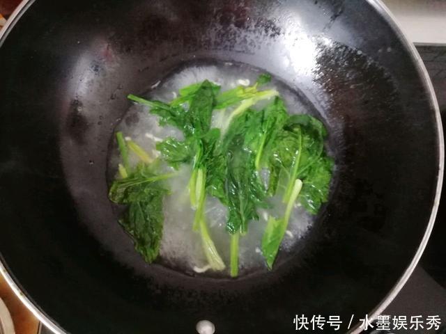 泡面“神仙”吃法搭配火腿肠炒着吃，Q弹巨好吃
