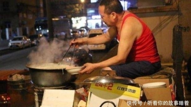 太火了!火车站旁边卖方便面,年入百万,吃的人络绎不绝!