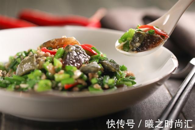 酥炸粉|做韭菜，有人包饺子，有人蒸包子，大厨：都不香！这才是正确做法