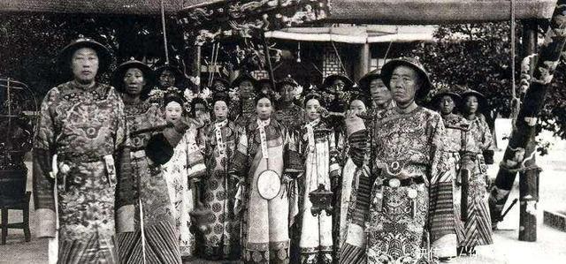 麻脸|清朝一大脚麻脸女子,生个儿子,却改变中国百年历史!