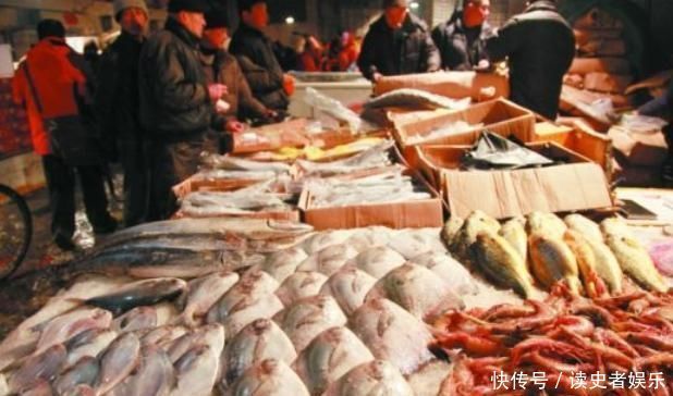 两块钱|这个地方的海鲜堆积成山,最便宜一斤卖两块钱,你知道是哪里吗