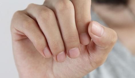 健康的指甲,是什么样的?指甲凹凸不平有竖纹,有没有什么问题?