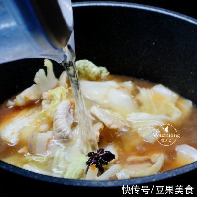 「猪肉白菜炖粉条」天寒手脚凉,全家都爱这道菜,暖身暖胃