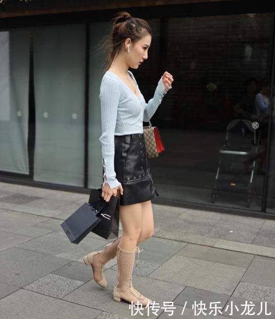 美女别致的皮裙,配网状高筒靴,时髦有魅力