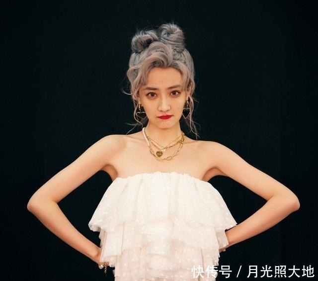 老人|徐璐化老人妆为妈妈应援,一头银发的俏皮小老太,美女老了也好看