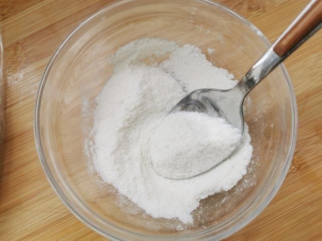 面粉中倒入开水搅一搅,做出来的糖糕个个空心鼓大泡,外酥里软