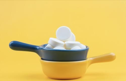 炸鸡|7岁男孩长期缺钙,拖成发育不良,劝诫家长:3种肉别给娃吃了