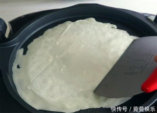 煎饼果子|早餐饼最简单的做法，不揉面不擀面，筷子搅一搅，孩子抢着吃