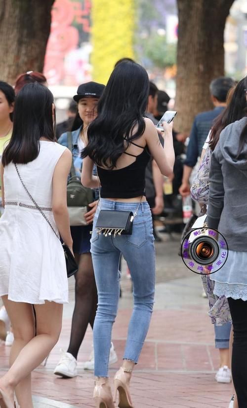 搭配 紧身牛仔裤搭配高跟凉鞋,美女的简单穿搭,修身显腿长提升气质