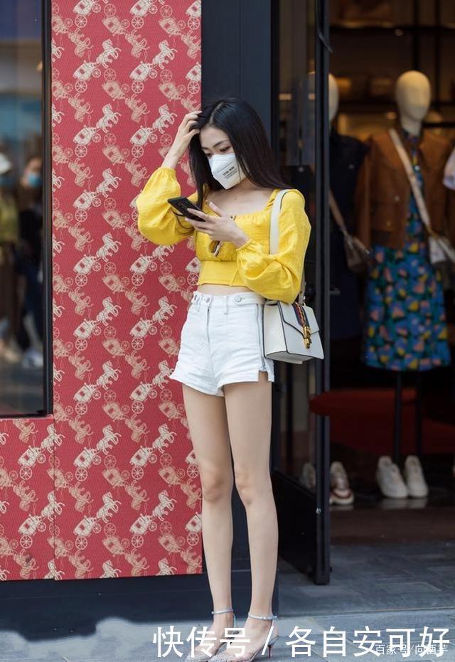 短款灰色上衣搭配修身短裙,温柔知性,高贵优雅