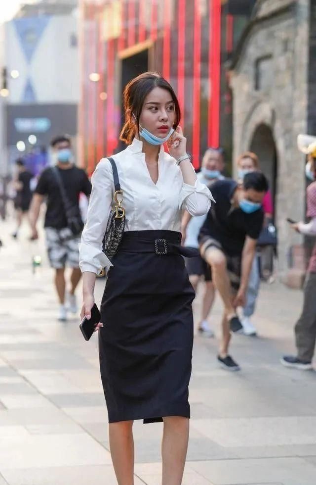 连衣裙|潮流个性的连衣裙穿搭彰显一丝活力，气质女生都喜欢简单时尚