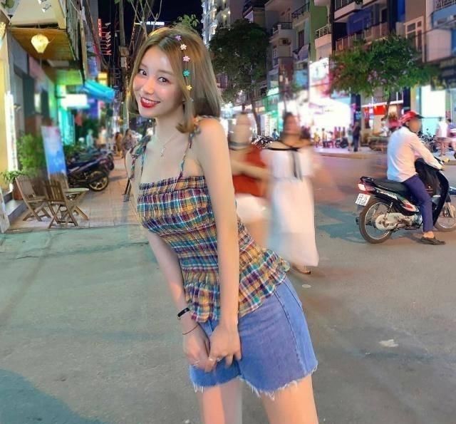 路人街拍，美女搭配绿色的连体裤简洁美观，穿起来超级有魅力