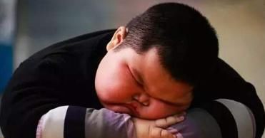 添加剂|5岁男孩每天一杯牛奶,1月后被送进医院,医生:胃里全是“纸”