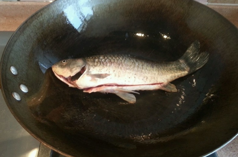 煎鱼，记住3点窍门，鱼皮不粘锅，鱼肉不散，完好无损做菜卖相好