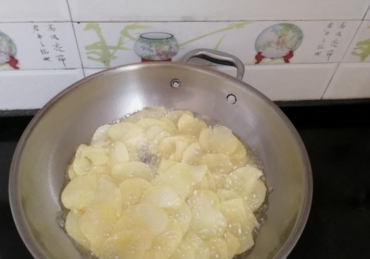 四个土豆,切一切,往锅里一丢,又香又脆,做法简单又解馋