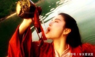 打败|《笑傲江湖》令狐冲打败岳不群,除他自己厉害,东方不败也有出力