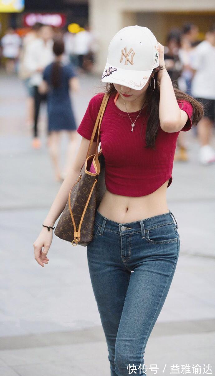 小蛮腰 初秋微凉时节，露脐上衣搭配牛仔裤，秀出小蛮腰更有魅力