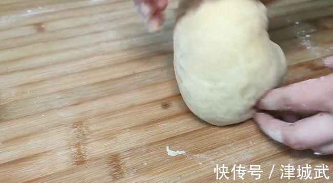 想吃面包不用买,方法简单不用烤箱,在家就能做,出锅暄软又拉丝