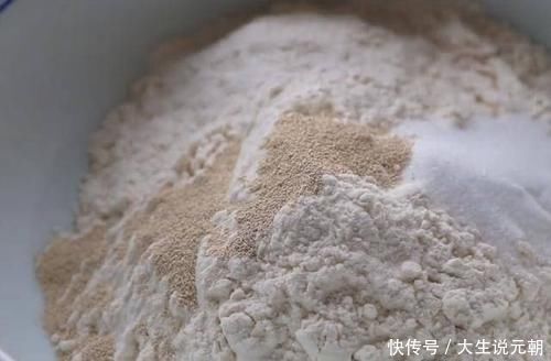 西红柿加2个鸡蛋,这样做连吃一周都不腻,无油无水,好吃又健康