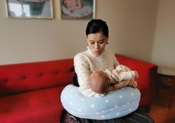 喜笑颜开|38岁桑兰抱新生儿喜笑颜开，谈二胎高位截瘫患者不该生