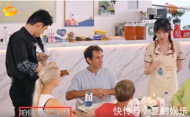 都是中專畢業(yè),在給外國人點餐時,趙麗穎和李浩菲的差距太大了