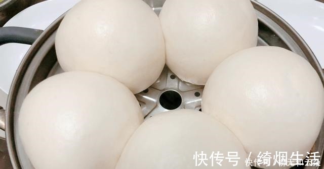 蒸馒头，别只加酵母！学会加“2白”，馒头凉了也不硬，又白又香