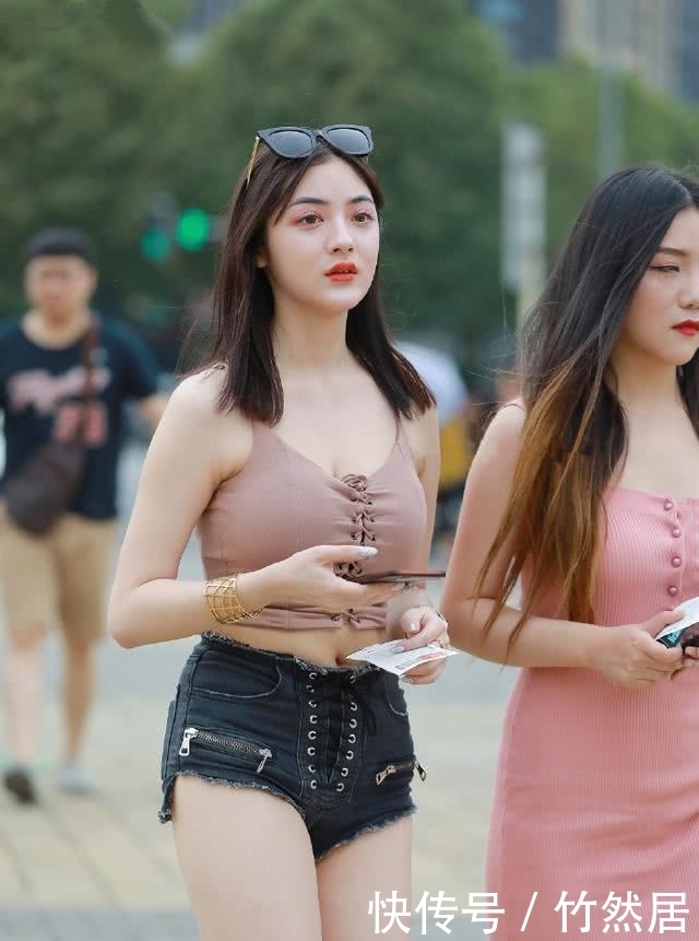 街拍:简单而又性感的吊带背心搭配牛仔短裤,很有干净少女的气质