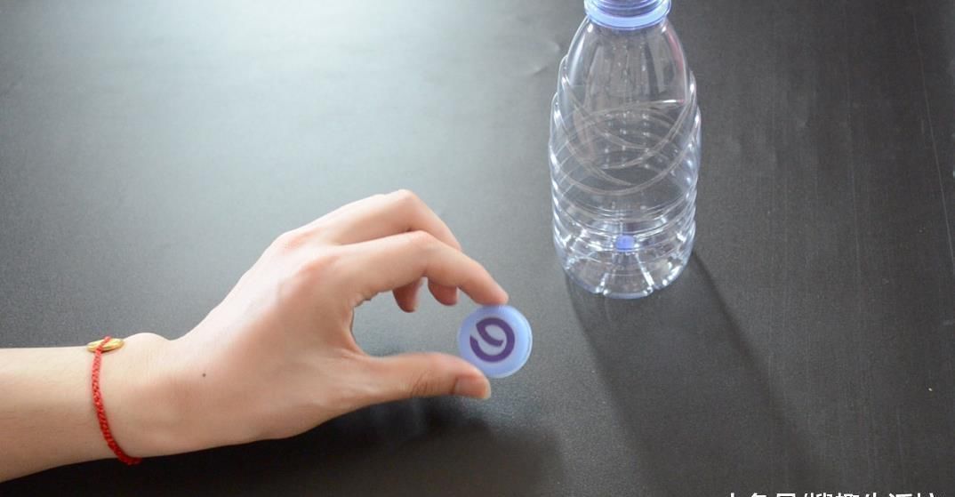 塑料瓶别再扔了, 改造一下, 秒变清洁神器, 解决了家家户户的难题