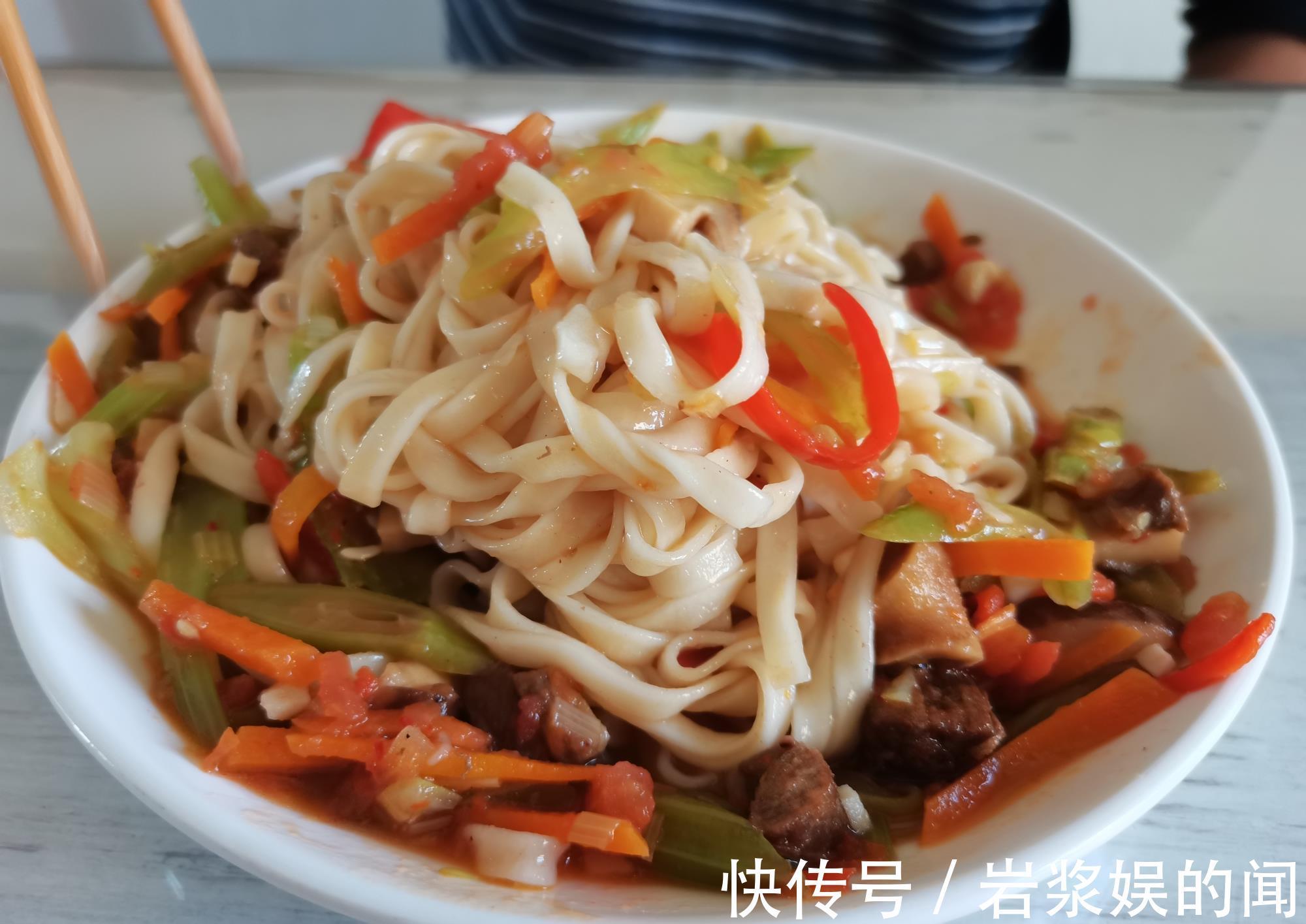 天热我家|天热我家这样吃面条，有肉有菜有面条，拌一拌越吃越香