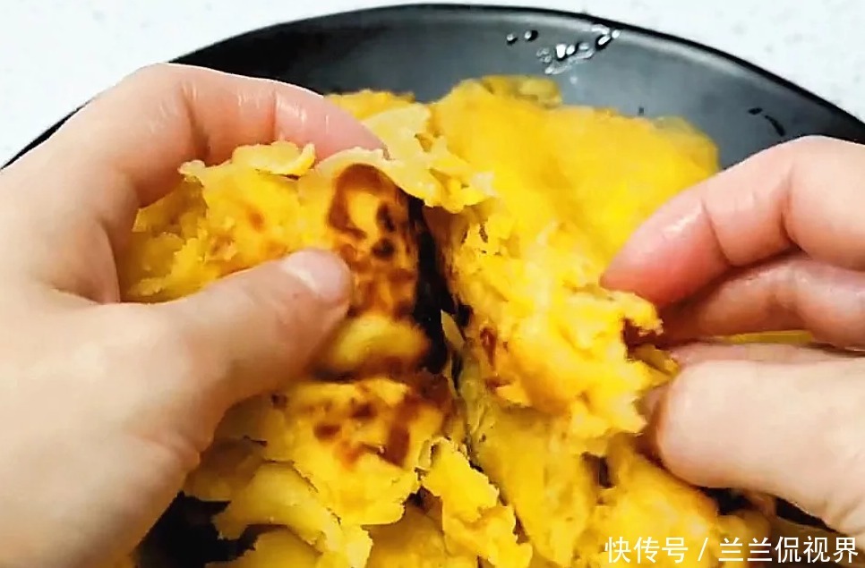 把玉米面倒进滚烫开水里,制成小饼,隔三差五吃一次,真香