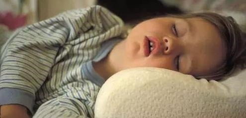 麻花式|3种睡姿影响孩子一生!宝妈及时帮忙纠正,孩子身体棒棒、智力高