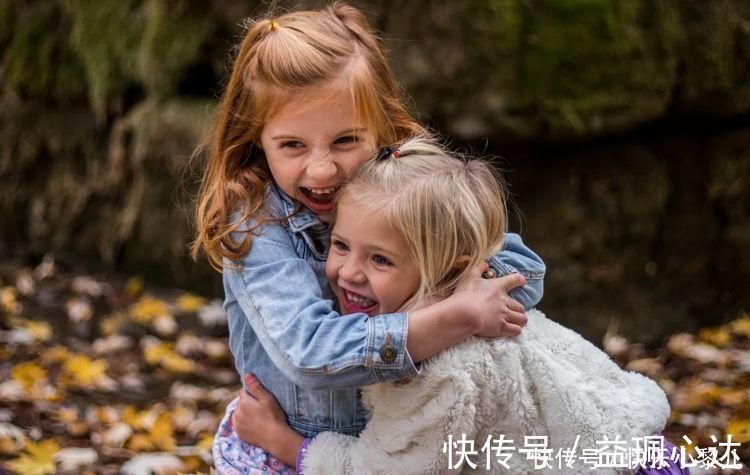 统一|写作业被弟弟打扰,哥哥将弟弟拖出房门,网友:这动作全国统一?