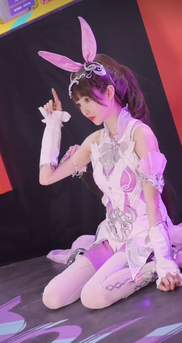 视觉效果|超越动漫版的小舞COS有多美?颜值爱了,大长腿搭配白丝也很绝