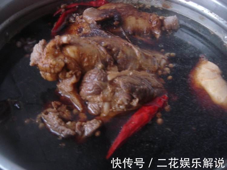 卤牛肉时,一定不要放它!放了它这锅就毁了,难怪牛肉发柴有怪味