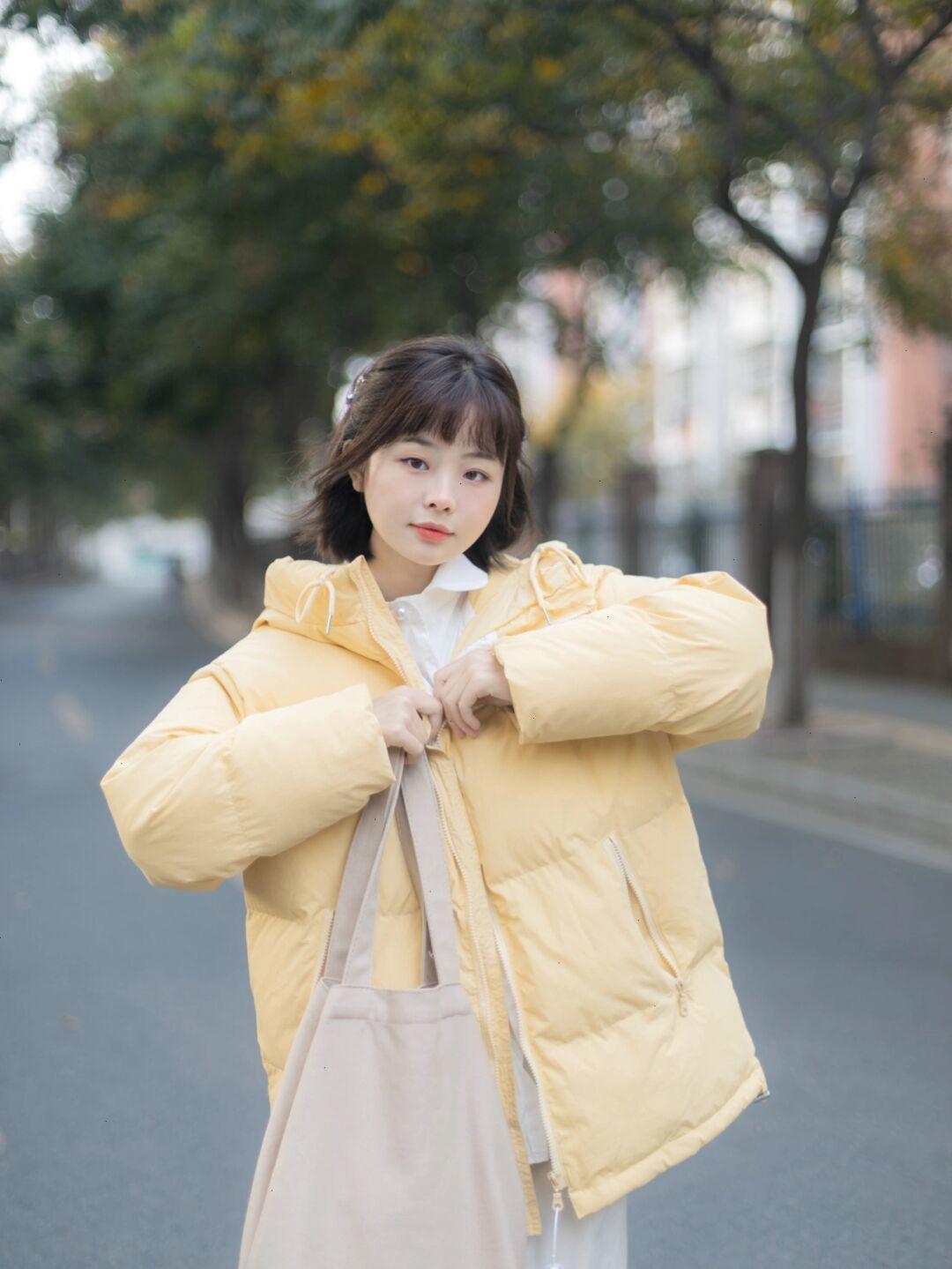 毛衣|冬天打底衫怎样选?一件红色针织衫+白色牛仔裤,休闲又显气色!