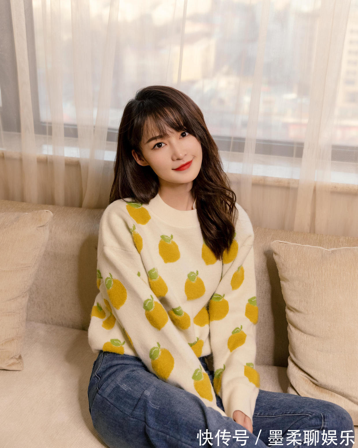 女人味|李沁身材和气质真绝了!穿大红色透视连衣裙亮相,漫画腿真吸睛