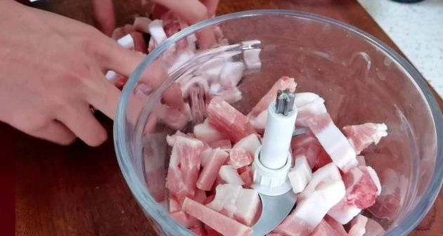 此菜的叶子常被扔掉，其实营养比茎高，冬天要多吃，包饺子吃真香