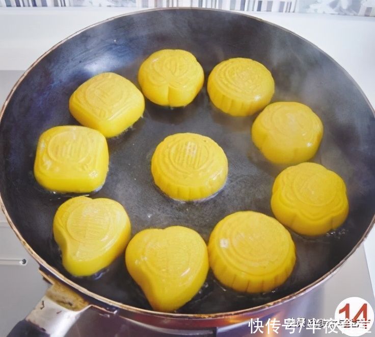 过年馒头不用蒸，平底锅煎着吃，金黄酥香暄软香甜，比面包还美味