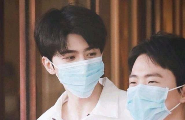 郭麒麟3个月就接了9档综艺,何炅看不下去了,五字吐槽尽显现实